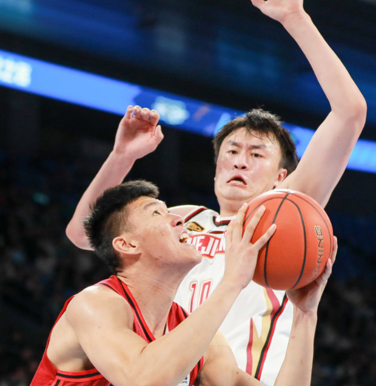 九游体育-这也行?社区盾倒计时赛前山东男篮备战欧篮联,勇士球迷欢呼